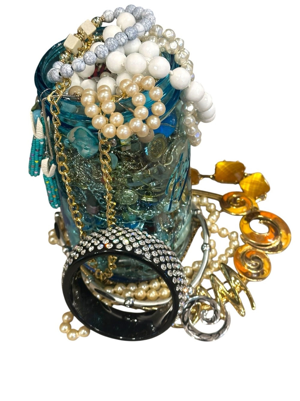 Estate to now Mixed lot  Jewelry - Pearls, metals, White Beads & Gold Accents - Picture 6 of 11